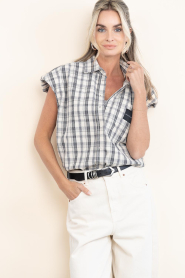 Haute L'Amitié :  Sleeveless checkered blouse Rixt | off white - img2