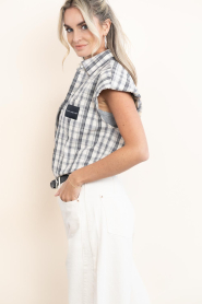 Haute L'Amitié :  Sleeveless checkered blouse Rixt | off white - img6