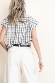 Haute L'Amitié :  Sleeveless checkered blouse Rixt | off white - img7