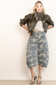 Lois Jeans |  Cargo bermuda with camo print Aliana | green | Picture 3