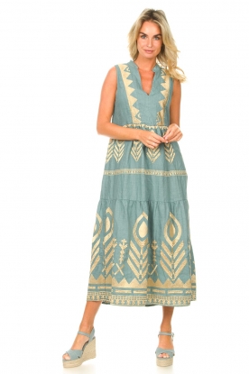 Greek Archaic Kori | Maxi-jurk met goudkleurige borduursels Aleya | cyaan 