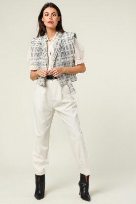 Look Bouclé gilet Quira