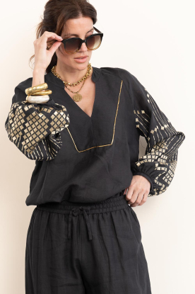 Greek Archaic Kori | Top met geborduurde details Grape | zwart 