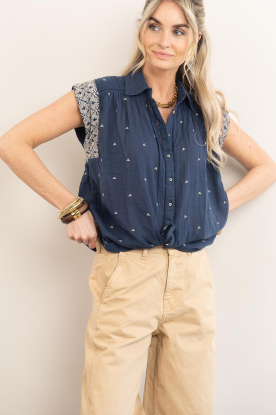 Look Mouwloze blouse met borduursels Karina