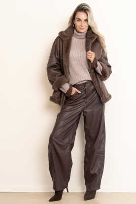 Aaiko | Pu barrel broek Quin | donkerbruin 