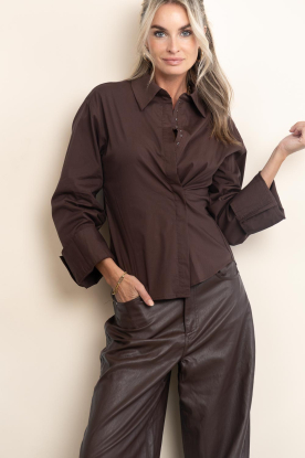 Club L'avenir |  Pleated fitted blouse Sora | red brown 