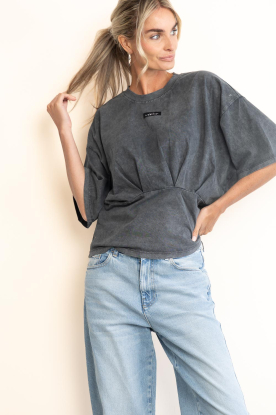 Haute L'Amitié | Getailleerde T-shirt Romie | grijs 