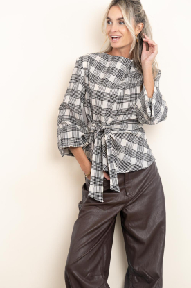 Co'Couture | Geruite wrap top Chandler | zwart 